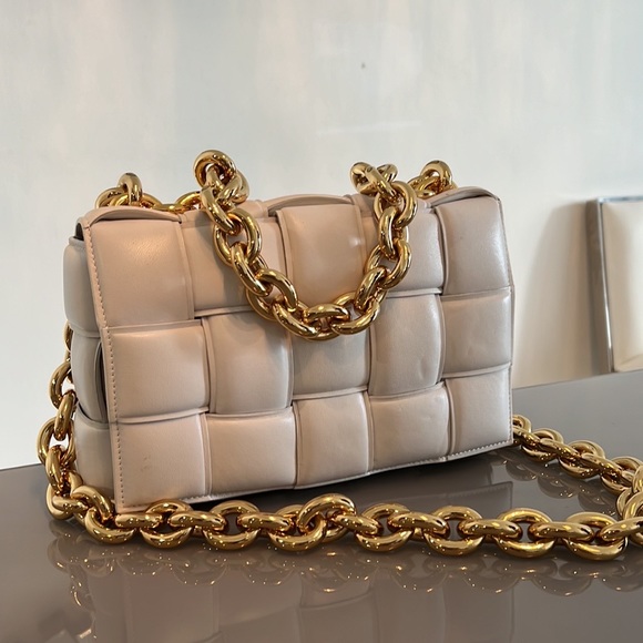 BOTTEGA VENETA
SIZE: 10”W x 7”H x 3”D
5” Gold Handle Drop
20” Strap Chain Drop - Picture 2 of 7